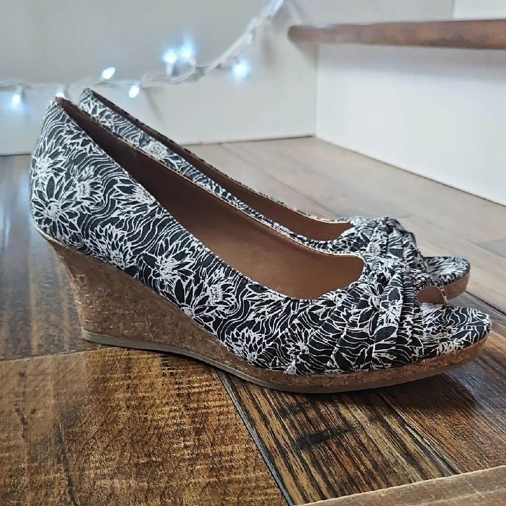 Dexflex Comfort Black and‎ White Floral Wedges